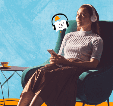 「AmazonのAudibleで声優の朗読を鑑賞している女子」の画像